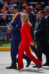 El presidente de Venezuela, Nicolás Maduro (i), y la primera dama, Cilia Flores, participan en los actos conmemorativos del 214 aniversario de la Independencia de Venezuela este sábado, en Caracas. EFE/ Miguel Gutiérrez