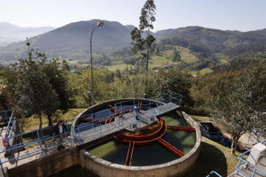 Planta de tratamiento de agua en una zona rural del Urdabai en Bizkaia. El 'laboratorio' en el que se ha convertido el bello paraje vizcaíno de la Reserva de la Biosfera de Urdaibai, donde un equipo investiga desde hace años la mejora de la calidad del agua dirigida al consumo humano, reúne aprendizajes de posible interés ante las nuevas exigencias europeas para proteger las captaciones. EFE/Luis Tejido