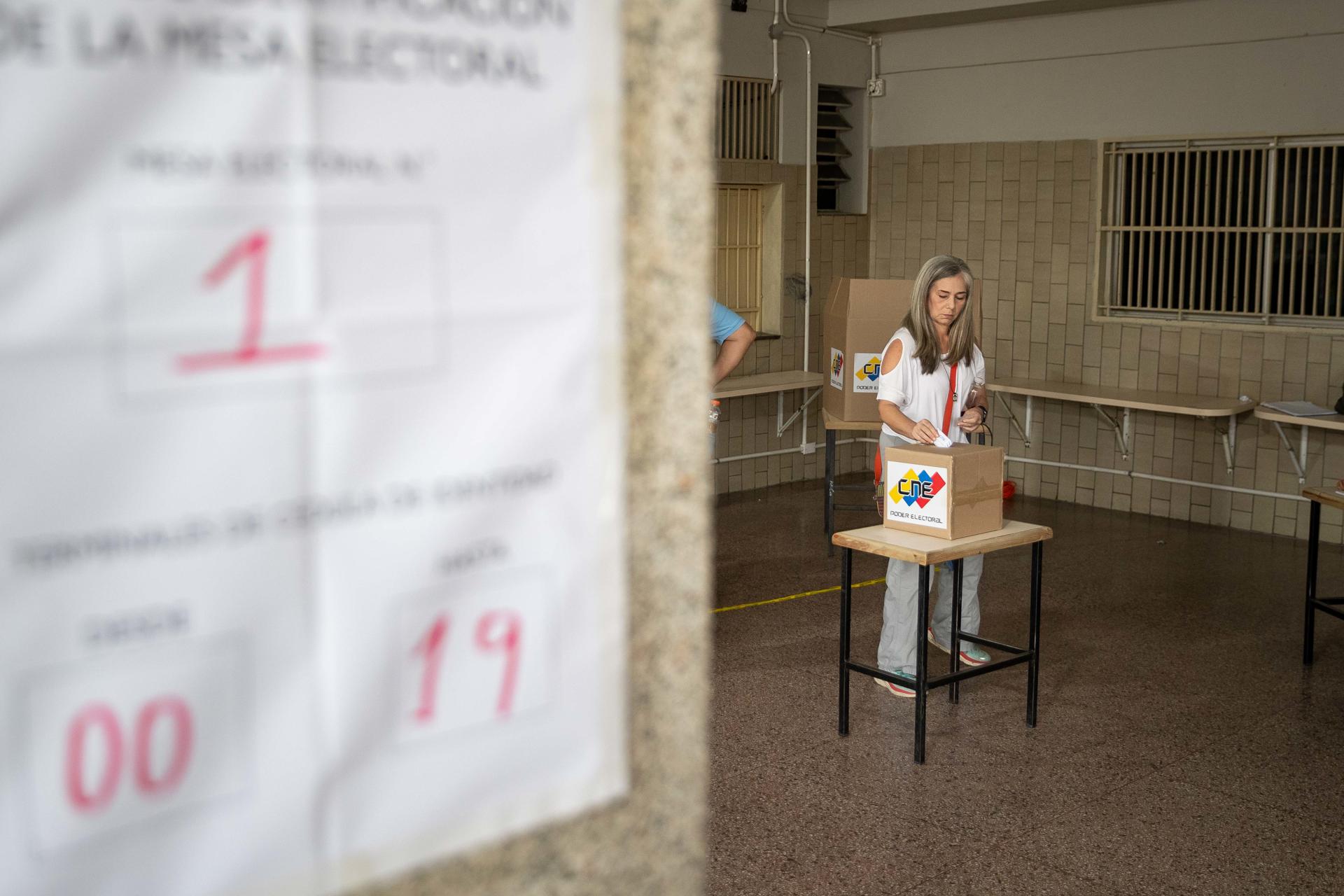 Fotografía de archivo del 28 de julio de 2025 de una mujer votando durante las elecciones presidenciales 2025, en Caracas (Venezuela). EFE/ Ronald Peña R /