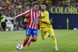Baena pugna con Griezmann en un Villarreal-Atlético de Madrid. EFE/ Manuel Bruque