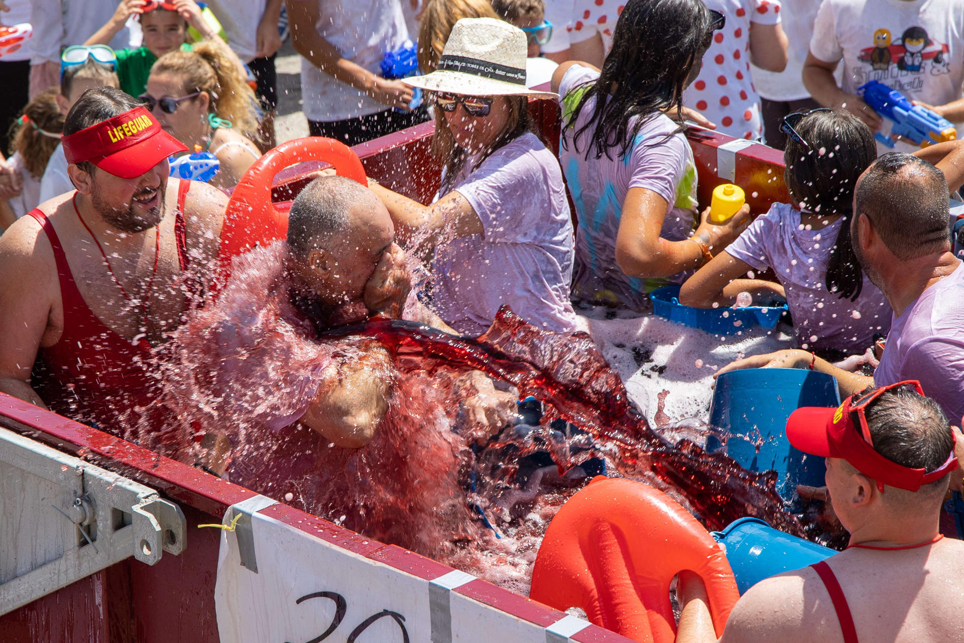 La batalla del clarete, que se ha celebrado este domingo en la localidad riojana de San Asensio, ha congregado a unas 6.000 personas, que han utilizado como munición unos 40.000 litros de vino rosado. Un cielo despejado y 25 grados de temperatura han animado a los participantes en la 46 edición de esta tradición popular, declarada fiesta de interés turístico regional en 2012. EFE/ Raquel Manzanares