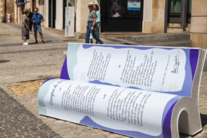 La capital soriana cuenta con un nuevo recurso turístico vinculado a Antonio Machado, un banco en forma de libro que homenajear al poeta y en el que poder fotografiarse, que enlaza "descanso y lectura, cuerpo y pensamiento, piedra y palabra" para reforzar la conexión entre emblemático miembro de la Generación del 98 y la ciudad. EFE/ Wifredo García Álvaro