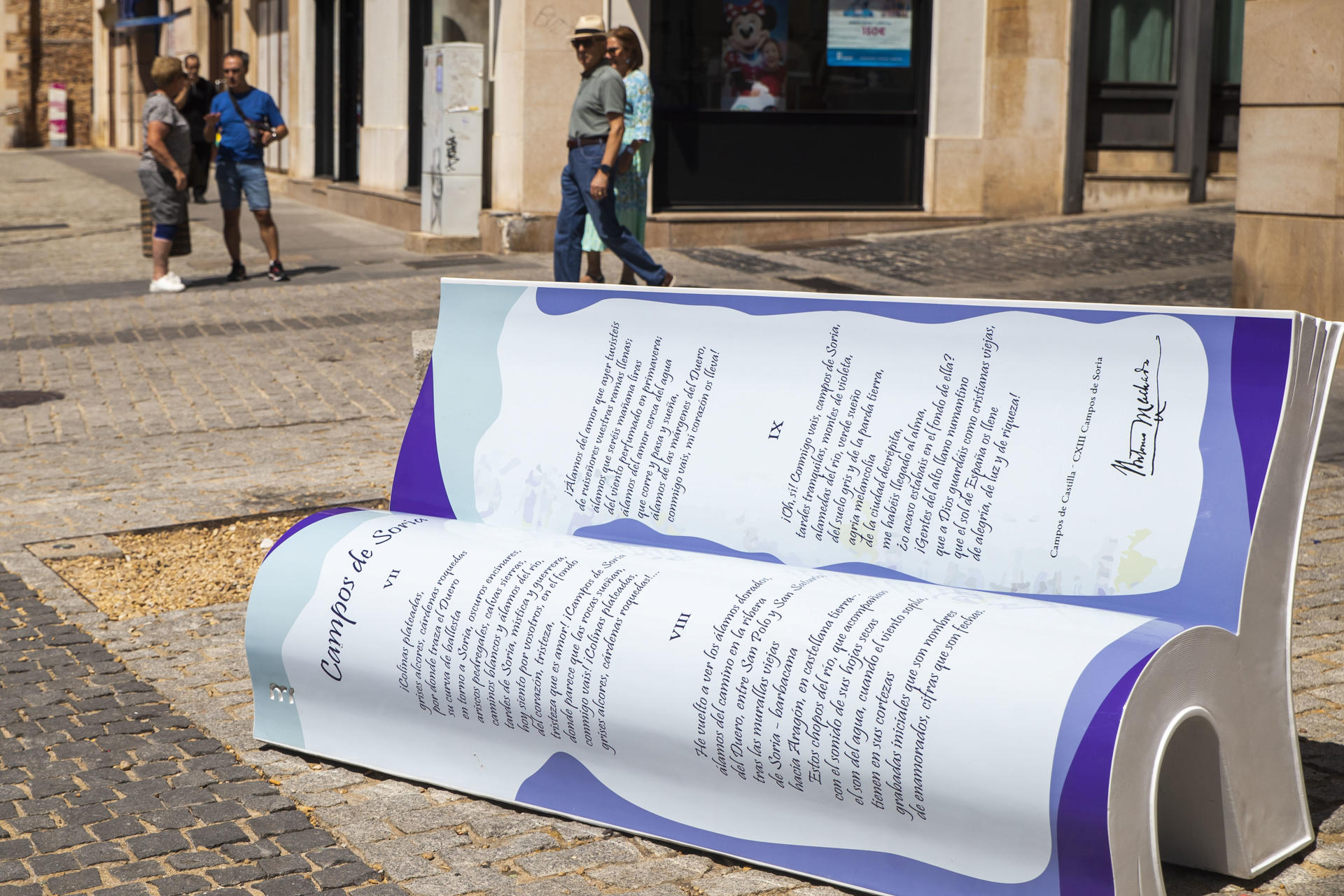 La capital soriana cuenta con un nuevo recurso turístico vinculado a Antonio Machado, un banco en forma de libro que homenajear al poeta y en el que poder fotografiarse, que enlaza "descanso y lectura, cuerpo y pensamiento, piedra y palabra" para reforzar la conexión entre emblemático miembro de la Generación del 98 y la ciudad. EFE/ Wifredo García Álvaro