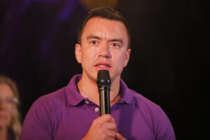 Foto de archivo del presidente de Ecuador y candidato a la reelección, Daniel Noboa, habla luego de conocer los resultados electorales este domingo, en Olón (Ecuador). EFE/ Carlos Durán Araújo