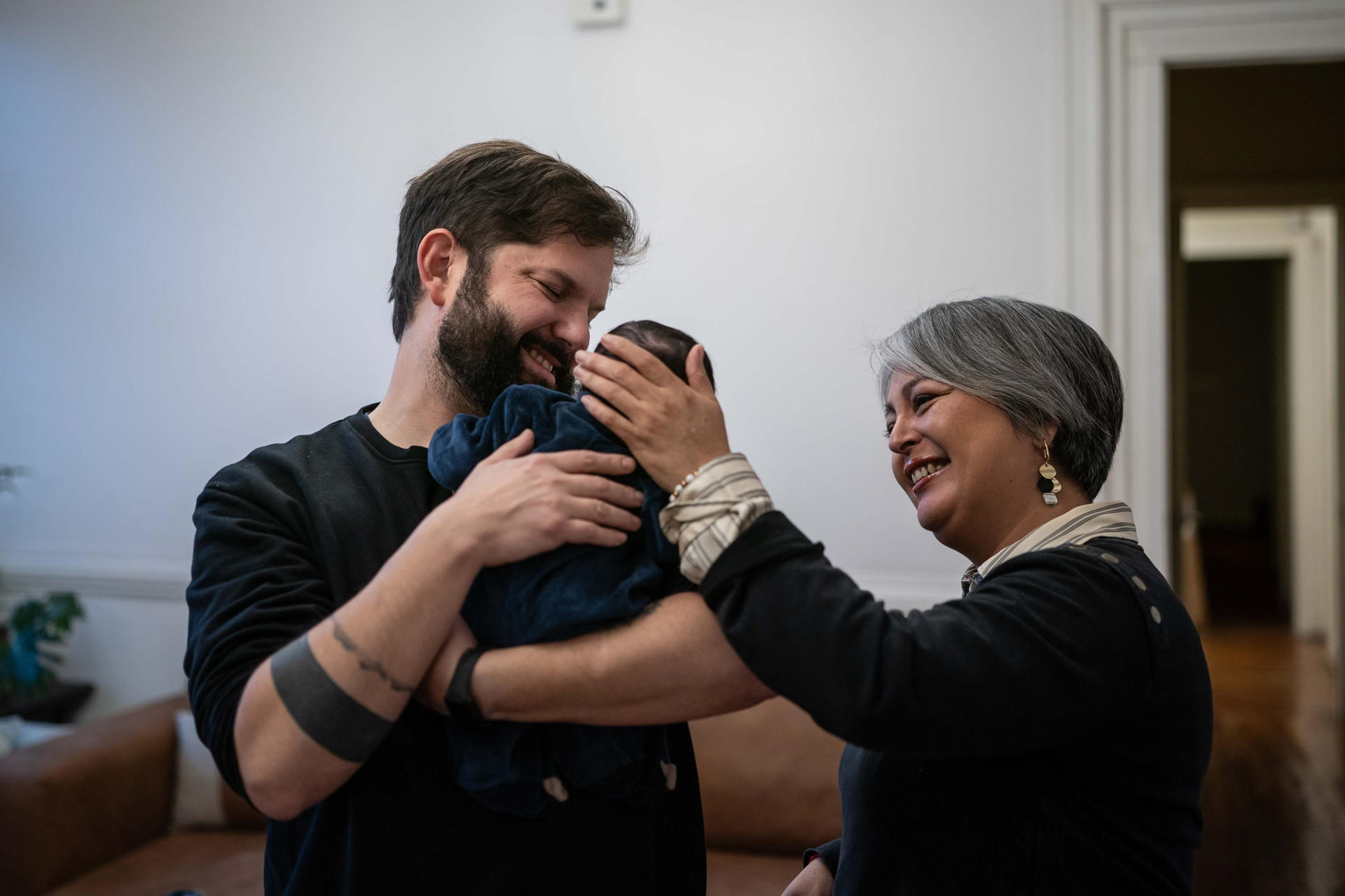 Fotografía cedida el pasado 30 de junio por la Presidencia de Chile en la que aparece el mandatario Gabriel Boric (i), al sostener a su hija Violeta y junto a la ganadora de las primarias presidenciales de la izquierda, la comunista Jeannette Jara, en Santiago de Chile. EFE/Presidencia de Chile