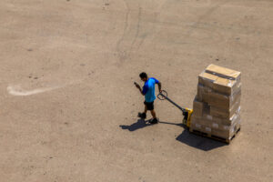 Un hombre transporta varias cajas, este viernes en Valencia.EFE/ Kai Forsterling