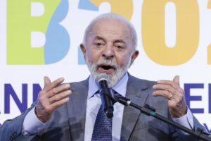 El presidente de Brasil, Luis Inácio Lula da Silva, habla durante la ceremonia de apertura de la X Reunión Anual del Nuevo Banco de Desarrollo este viernes, en el hotel Fairmont de Copacabana, Río de Janeiro (Brasil). EFE/André Coelho