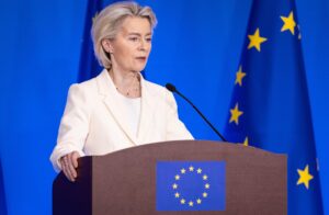 La presidenta de la Comisión Europea, Ursula von der Leyen, habla este jueves en una conferencia de prensa en la Delegación de la UE en China, en Pekín. EFE/EPA/JESSICA LEE
//////////