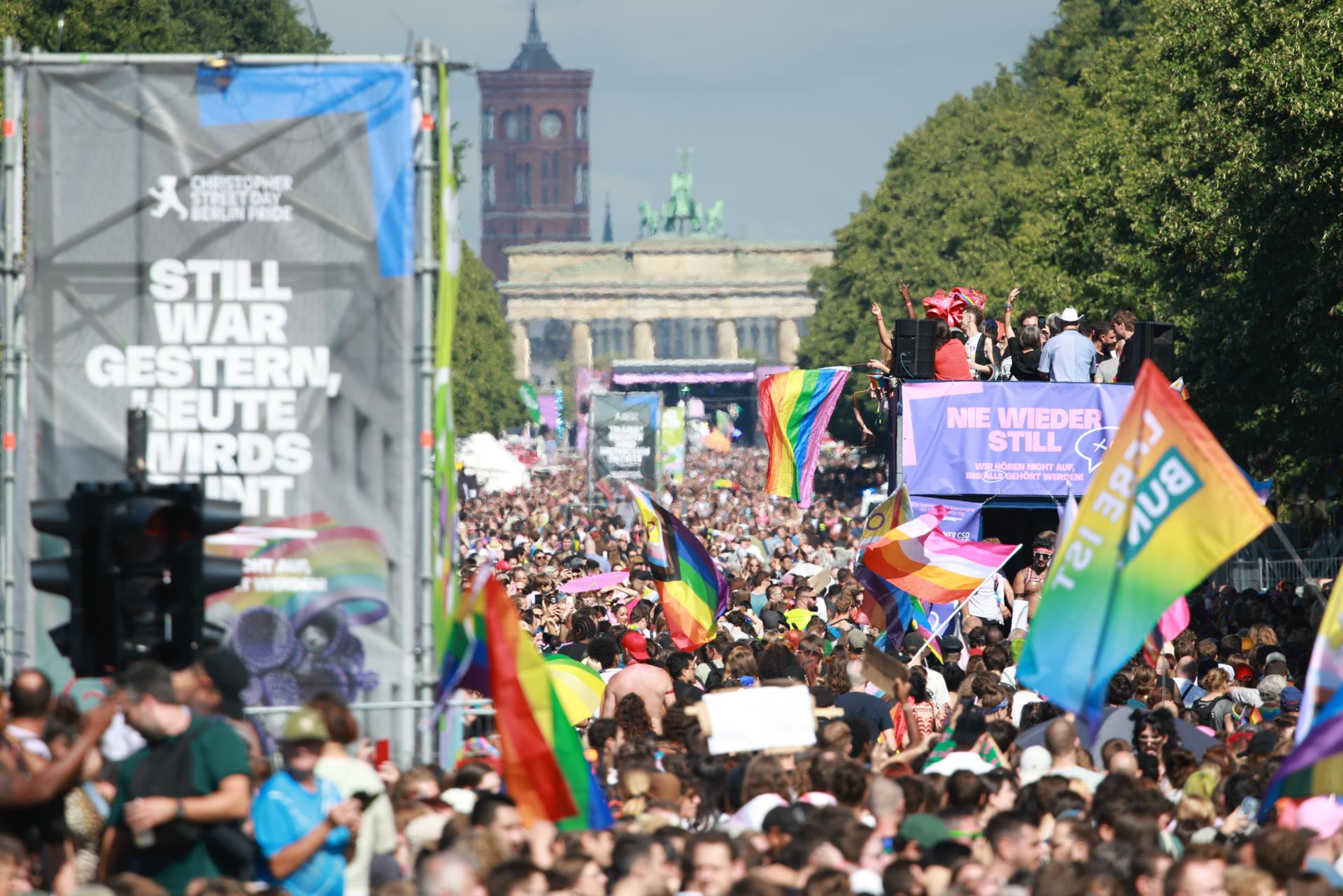 Los manifestantes se agolpan en la calle Strasse des 17. Juni frente a la Puerta de Brandeburgo durante el desfile del 'CSD Berlín 2025', bajo el lema '¡Nunca más en silencio!'. (Alemania) EFE/EPA/CLEMENS BILAN