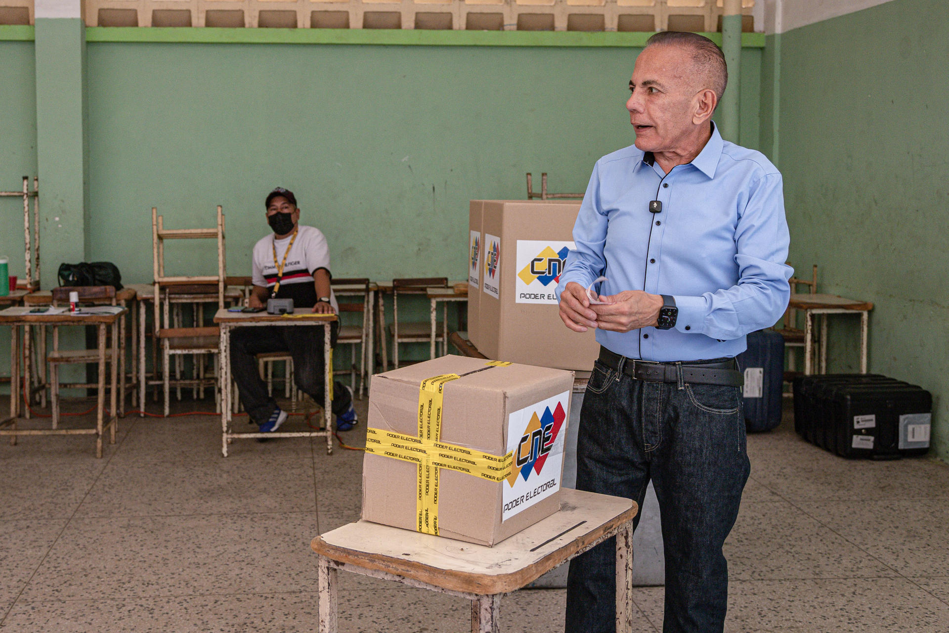 El exgobernador Manuel Rosales vota durante las elecciones municipales este domingo, en Maracaibo (Venezuela). EFE/ Henry Chirinos