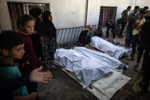Palestinos se despiden de sus familiares que murieron en un ataque aéreo israelí, en el Hospital Al-Shifa en la ciudad de Gaza, el 30 de junio de 2025. EFE/HAITHAM IMAD