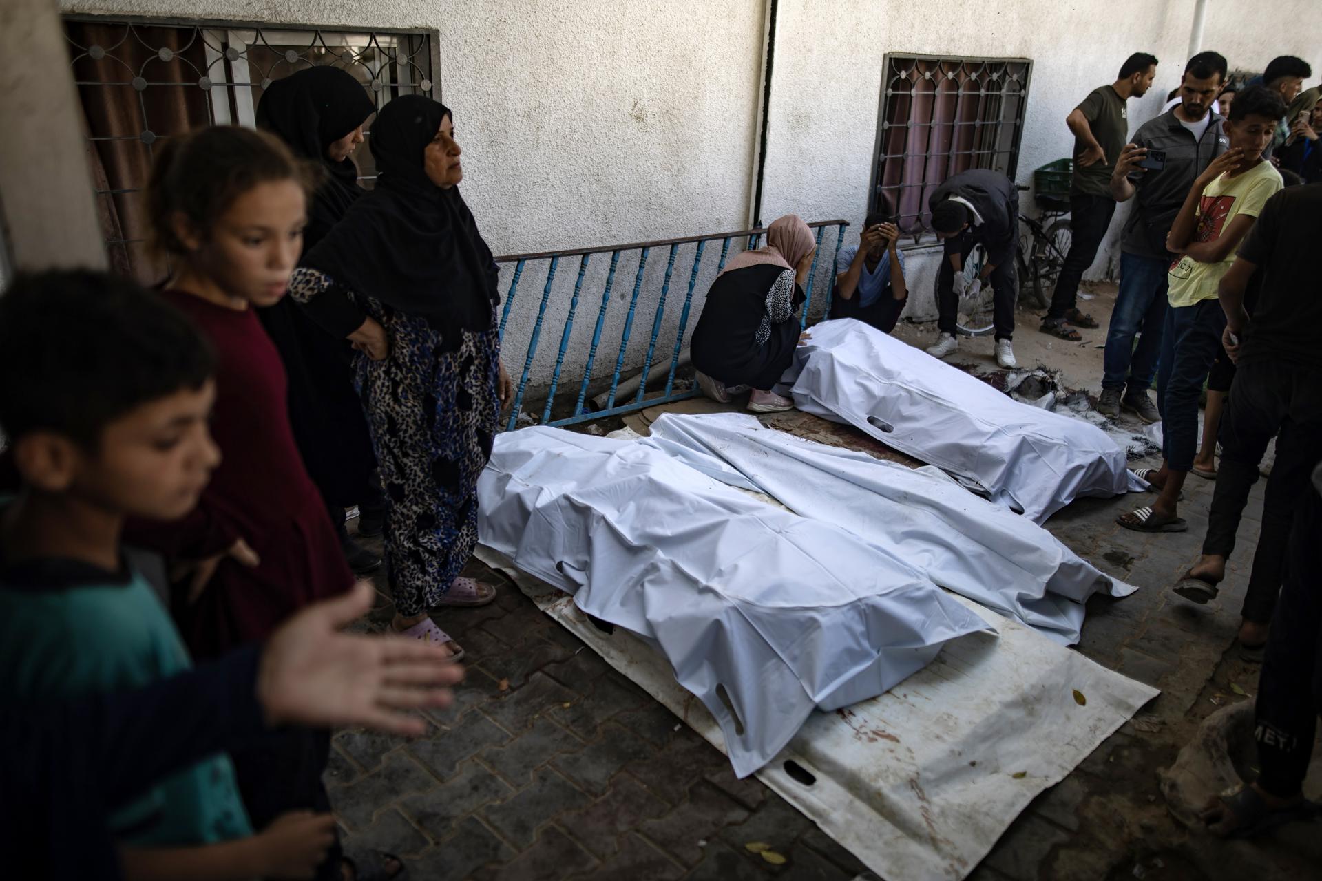 Palestinos se despiden de sus familiares que murieron en un ataque aéreo israelí, en el Hospital Al-Shifa en la ciudad de Gaza, el 30 de junio de 2025. EFE/HAITHAM IMAD