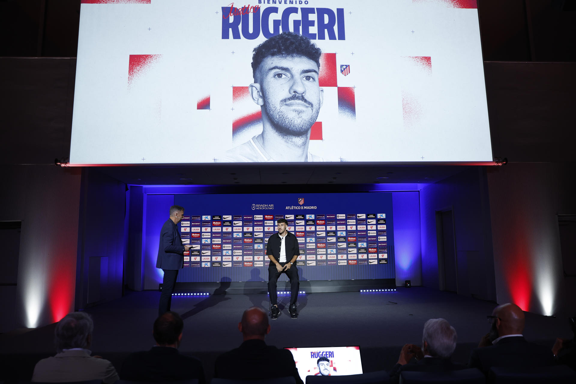 El lateral izquierdo italiano Matteo Ruggeri durante su presentación como nuevo jugador del Atlético de Madrid, en el estadio Metropolitano de Madrid. EFE/ Mariscal