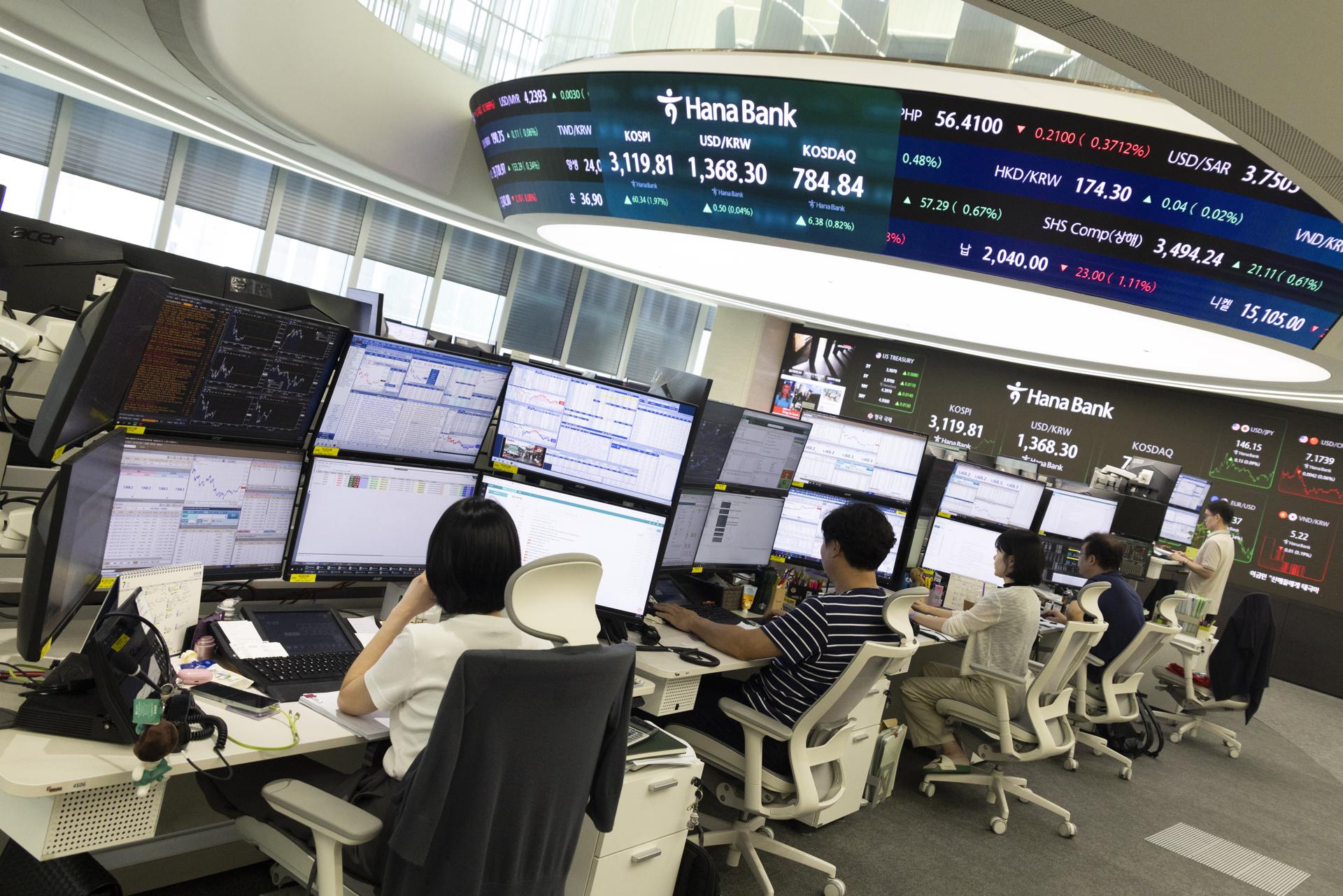 SEÚL (Corea del Sur), 08/07/2025.- Operadores surcoreanos trabajan frente a monitores en el Banco Hana en Seúl, Corea del Sur, el 8 de julio de 2025, tras el envío por parte del presidente estadounidense, Donald Trump, de una carta en la que fija un nuevo arancel del 25 % a Corea del Sur a partir del 1 de agosto. EFE/EPA/JEON HEON-KYUN