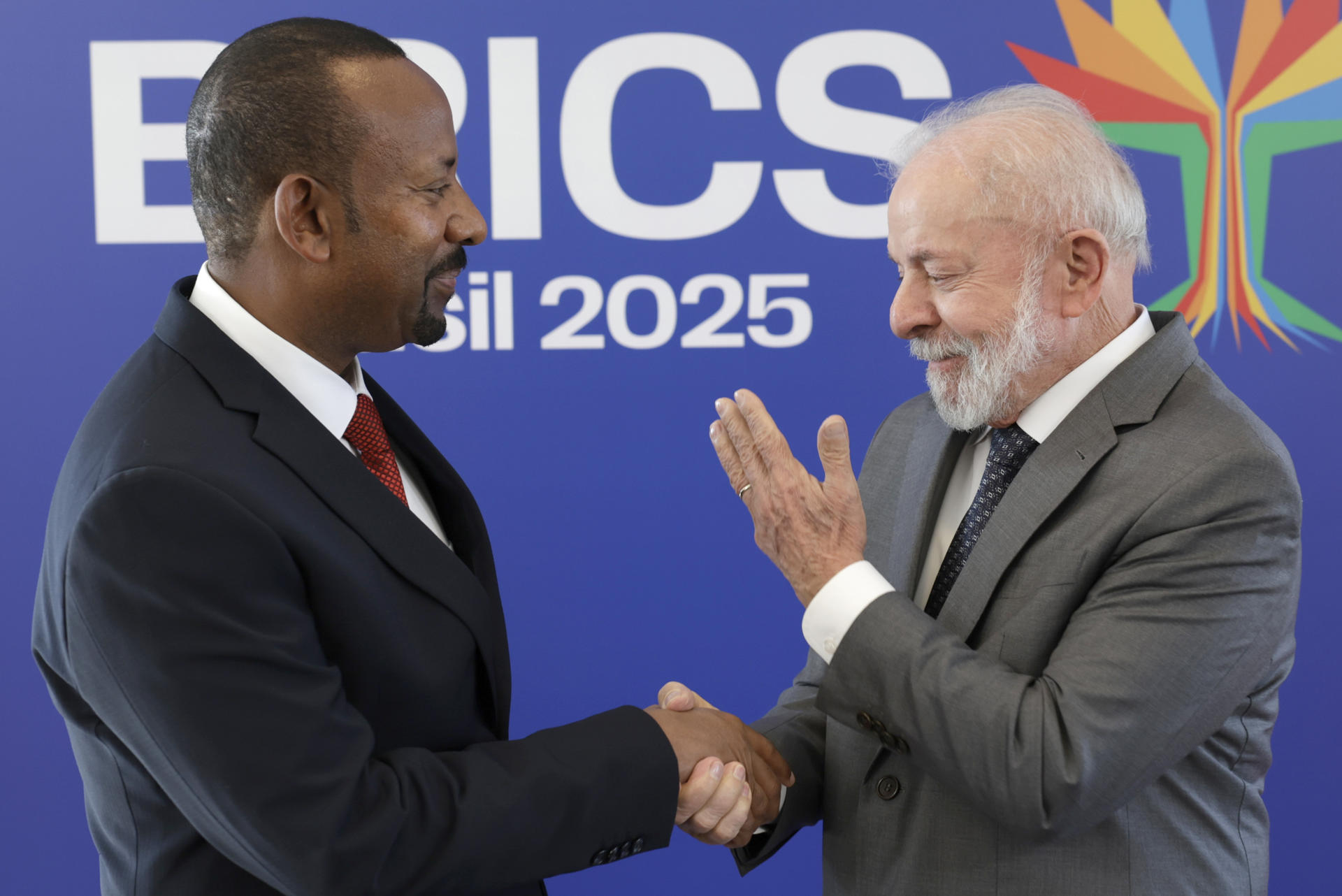 El presidente de Brasil Luiz Inácio Lula da Silva (d) saluda al primer ministro etíope Abiy Ahmed Ali, durante una reunión este sábado en el Fuerte de Copacabana en Río de Janeiro (Brasil). Lula reafirmó en la apertura del Foro Empresarial del BRICS, el papel estratégico del bloque en la economía global y su compromiso con un modelo de desarrollo más justo, verde e inclusivo. EFE/ André Coelho