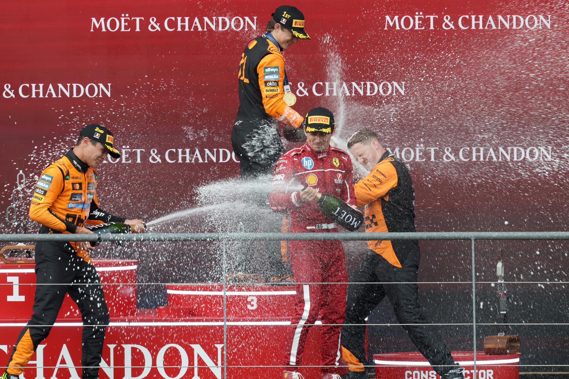 FRANCORCHAMPS (Bélgica), 27/07/2025.- El australiano Oscar Piastri (McLaren), que reforzó su liderato en el Mundial de Fórmula Uno al ganar este domingo el Gran Premio de Bélgica, el decimotercero del año, en lo alto del podio de Spa-Francorchamps, donde su compañero inglés Lando Norris (i.) fue segundo; y el monegasco Charles Leclerc (Ferrari, d.), tercero. EFE/EPA/OLIVIER MATTHYS