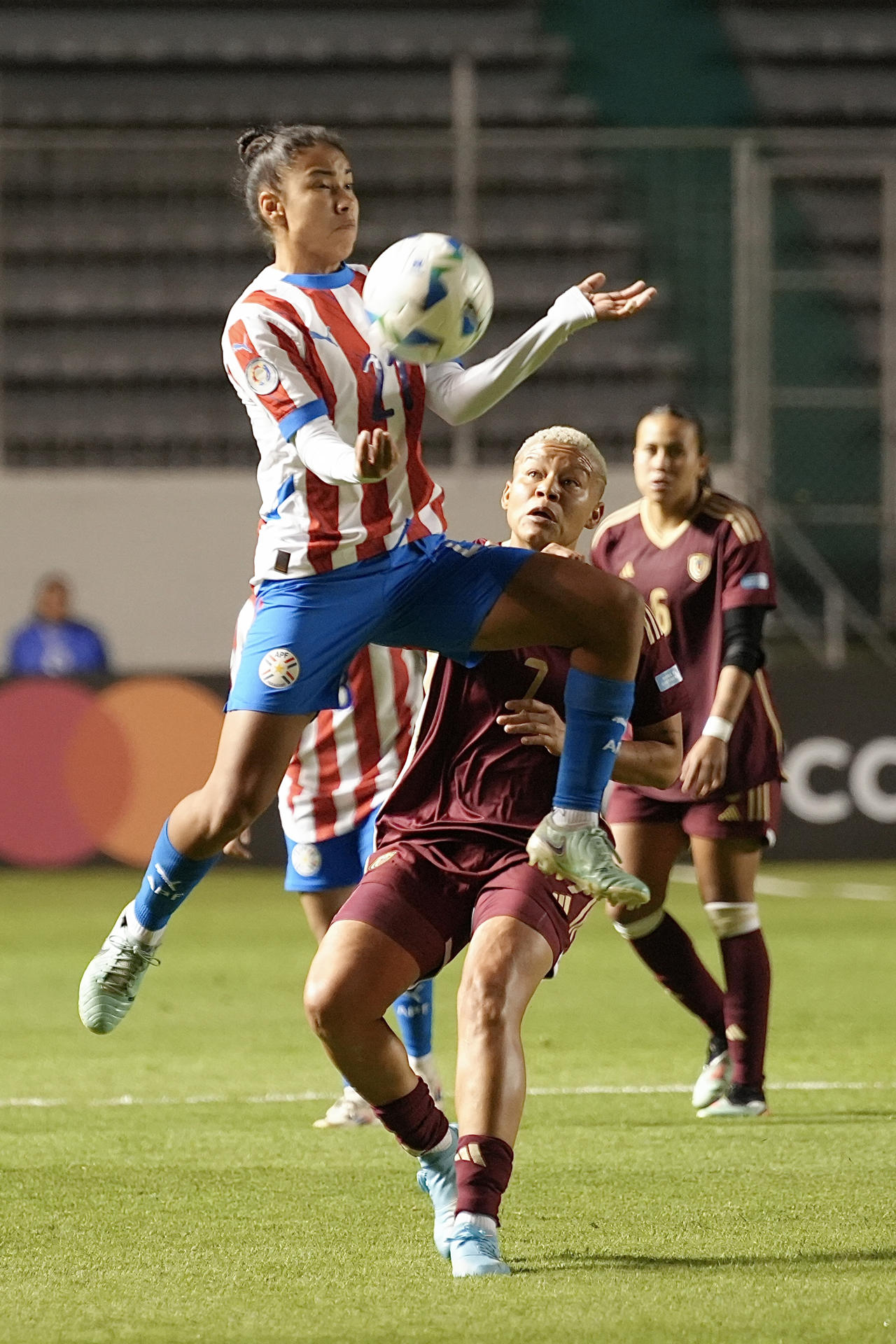 Cindy Ramos (i), de Paraguay, disputa el balón con Daniuska Rodríguez, de Venezuela, en un partido de la fase de grupos de la Copa América Femenina entre Paraguay y Venezuela en el estadio Gonzalo Pozo Ripalda en Quito (Ecuador). EFE/Vicente Costales
