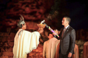 Fotografía cedida por la Presidencia de Paraguay donde se observa a su mandatario, Santiago Peña (d), encendiendo la ‘Llama Panamericana’ de los Juegos Panamericanos Junior 2025, en la Misión Jesuítica de Santísima Trinidad (Paraguay). EFE/ Presidencia De Paraguay /SOLO USO EDITORIAL/ NO VENTAS/ SOLO DISPONIBLE PARA ILUSTRAR LA NOTICIA QUE ACOMPAÑA (CRÉDITO OBLIGATORIO)