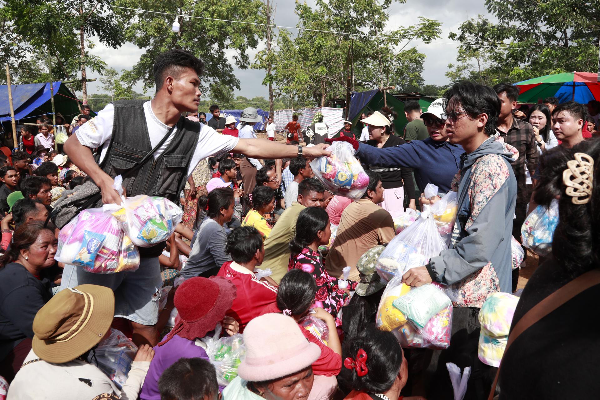 Un grupo de camboyanos desplazados por el conflicto con Tailandia. 
EFE/EPA/KITH SEREY