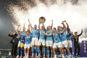NAPOLI (ITALIA), 23/05/2025.- Jugadores y personal del SSC Nápoli celebran este viernes, luego de conseguir el titulo tras ganar un partido de la Serie A entre el SSC Nápoli y el Cagliari Calcio , en Nápoles (Italia). El SSC Nápoles gana su cuarto título de liga. EFE/EPA/Ciro Fusco