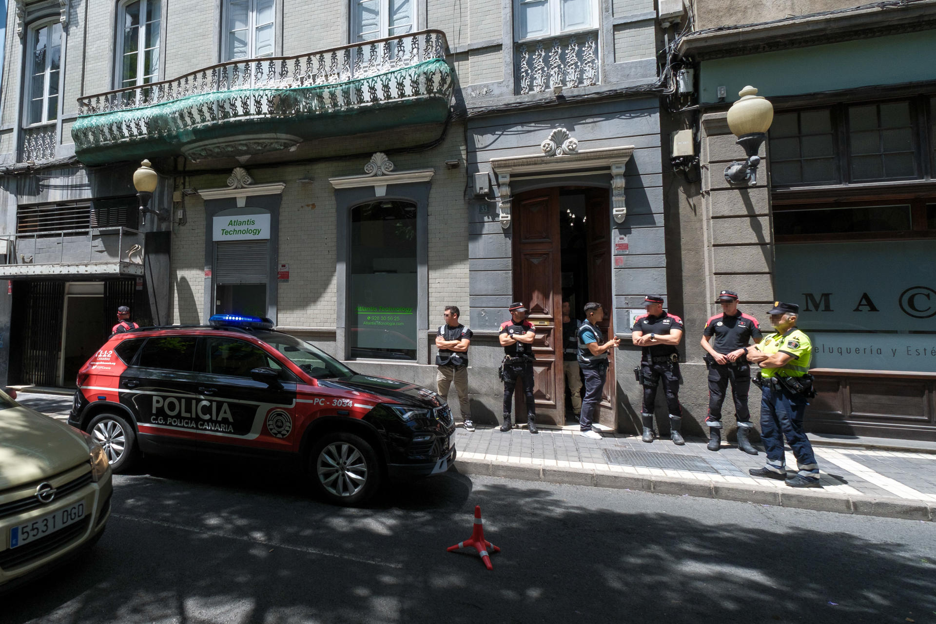 Agentes de la Policía Canaria registras por orden judicial la sede en Las Palmas de Gran Canaria Quórum Social 77, en una operación que ha provocado el cierre de un centro de acogida de menores migrantes que gestiona para la comunidad autónoma en la localidad de Arinaga. EFE EFE/Ángel Medina G.