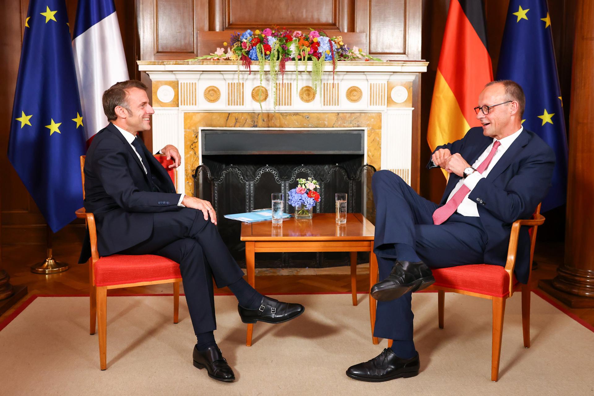 El canciller alemán, Friedrich Merz (d), y el presidente francés, Emmanuel Macron, fueron captados este miércoles, 23 de julio, durante un encuentro en la Villa Borsig, en Berlín (Alemania) EFE/Christian Mang/Pool