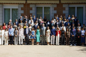 Los Reyes Felipe y Letizia, acompañados de la infanta Sofía, reciben en audiencia al Patronato de la Fundación Comité Español de los Colegios del Mundo Unido, este martes en el Placio de La Zarzuela en Madrid.- EFE/ Chema Moya