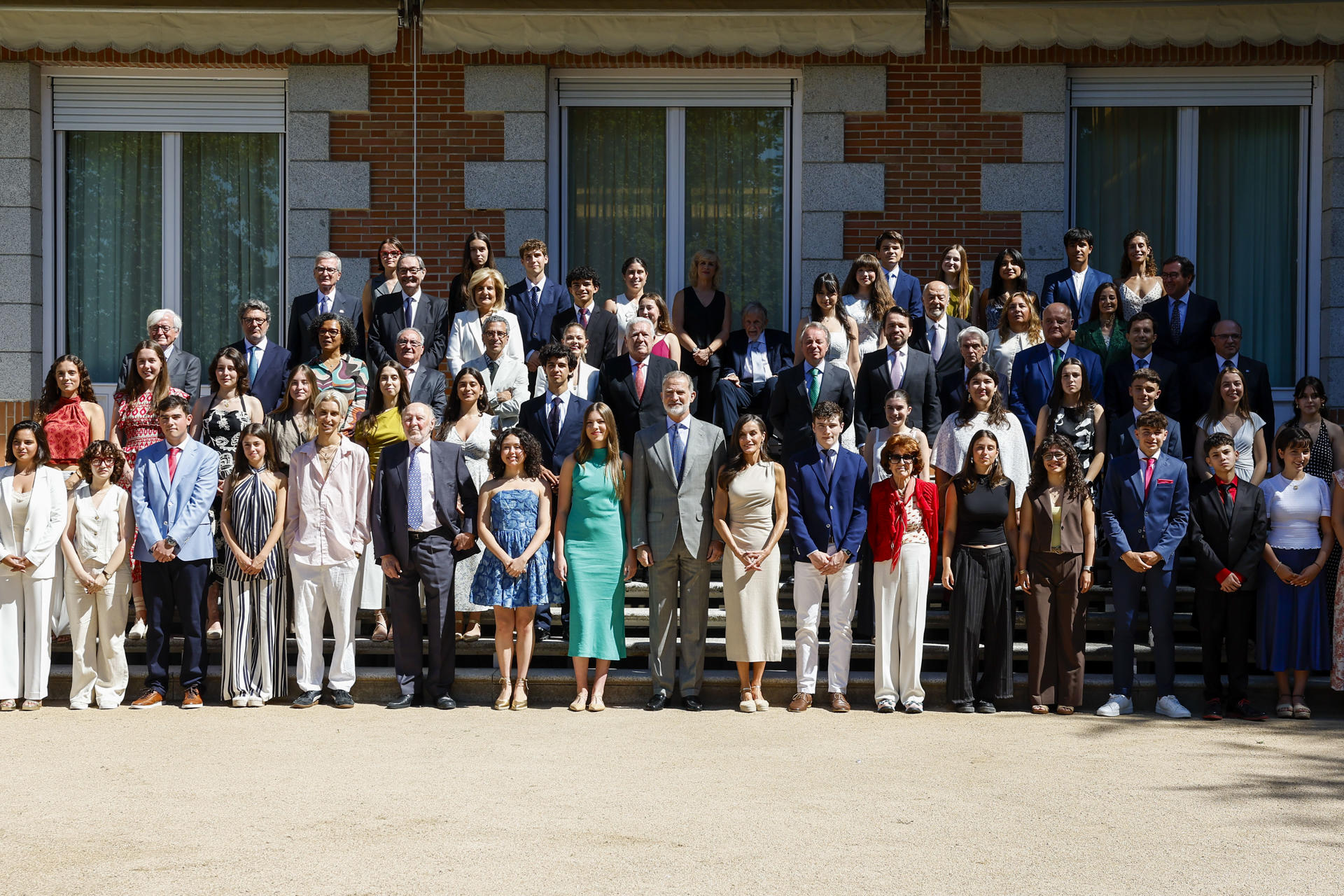 Los Reyes Felipe y Letizia, acompañados de la infanta Sofía, reciben en audiencia al Patronato de la Fundación Comité Español de los Colegios del Mundo Unido, este martes en el Placio de La Zarzuela en Madrid.- EFE/ Chema Moya