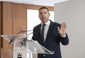 El presidente del Cabildo de Lanzarote, Oswaldo Betancort, informa en rueda de prensa de la suspensión del pleno tras recibir un escrito del PP en el que le advierte de acciones penales si no se reincorpora al orden del día la moción para declarar persona non grata en la isla al presidente del Gobierno, Pedro Sánchez. EFE/Adriel Perdomo