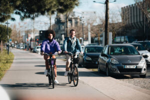 Dos usuarios de bicicleta compartida, en una imagen cedida por las entidades del sector, que han firmado un manifiesto conjunto para pedir al Gobierno que integre este medio de transporte en el Plan Nacional del Fondo Social para el Clima (FSC) que debe presentar ante la Comisión Europea. EFE