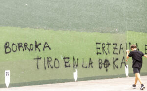 Vista del frontón de Hernani (Gipuzkoa) donde han aparecido este sábado pintadas contra la Ertzaintza y el consejero vasco de Seguridad del Gobierno Vasco, Bingen Zupiria, tras los incidentes contra la policía autonómica registrados este verano en algunas localidades vascas. EFE/Javier Etxezarreta