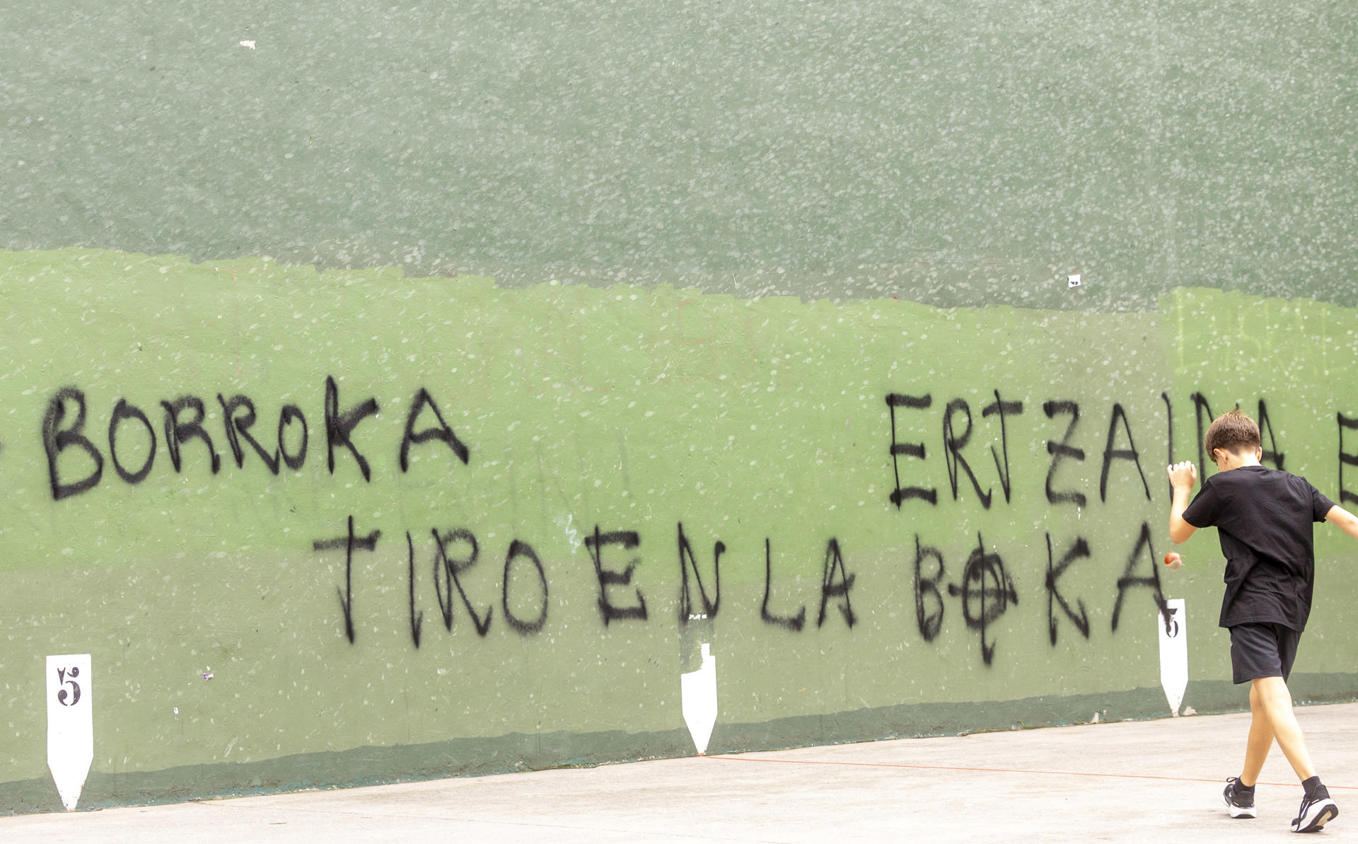 Vista del frontón de Hernani (Gipuzkoa) donde han aparecido este sábado pintadas contra la Ertzaintza y el consejero vasco de Seguridad del Gobierno Vasco, Bingen Zupiria, tras los incidentes contra la policía autonómica registrados este verano en algunas localidades vascas. EFE/Javier Etxezarreta