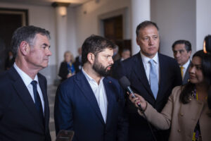Fotografía cedida del presidente de Chile, Gabriel Boric (c), hablando con la prensa este miércoles, en Valparaíso (Chile). EFE/ Presidencia de Chile