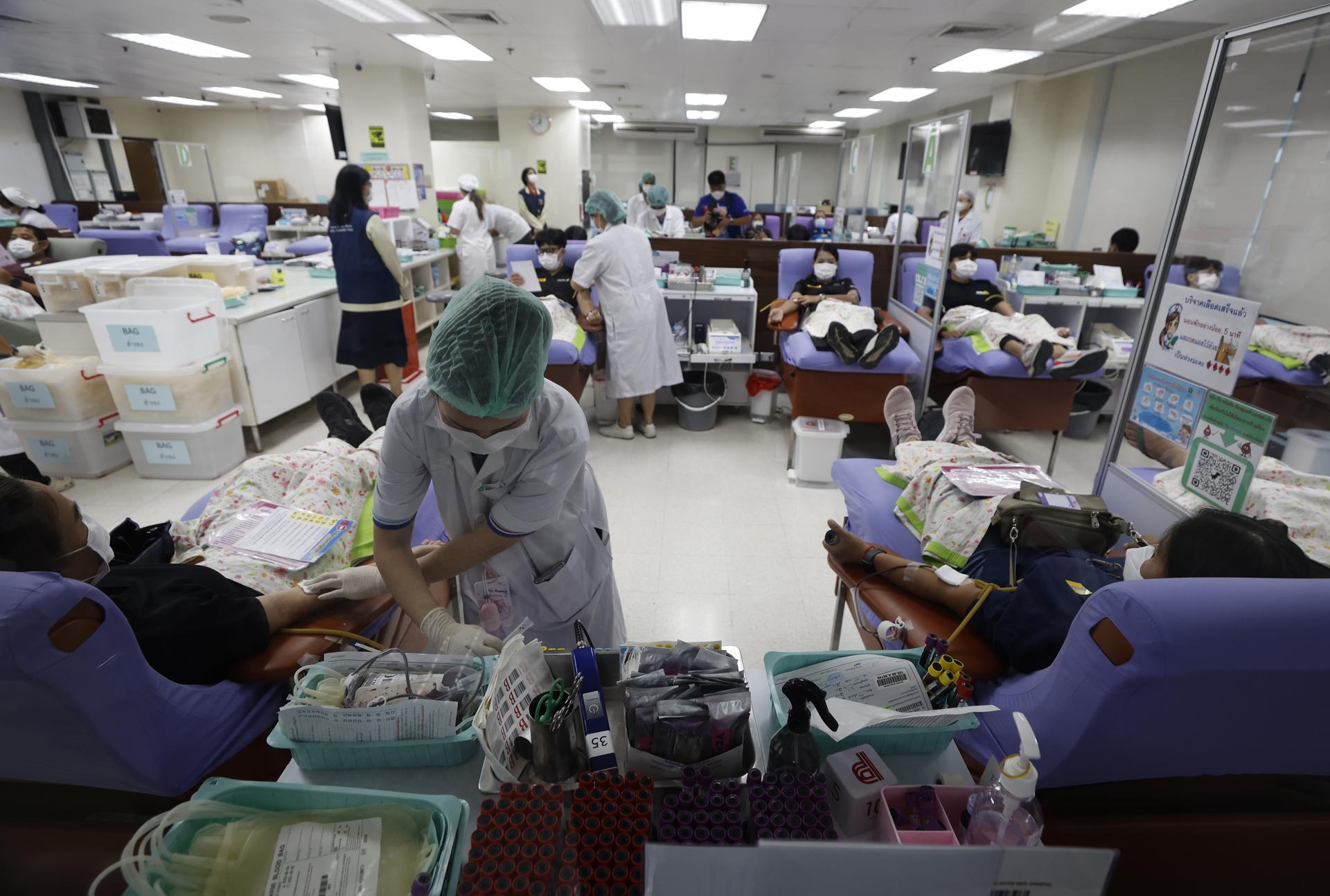 BANGKOK (Tailandia), 25/07/2025.- Tailandeses donan sangre en el Centro Nacional de Sangre de la Cruz Roja en Bangkok, Tailandia, el 25 de julio de 2025, tras un llamamiento del organismo para recibir donaciones adicionales ante los enfrentamientos en la frontera con Camboya. EFE/EPA/NARONG SANGNAK
