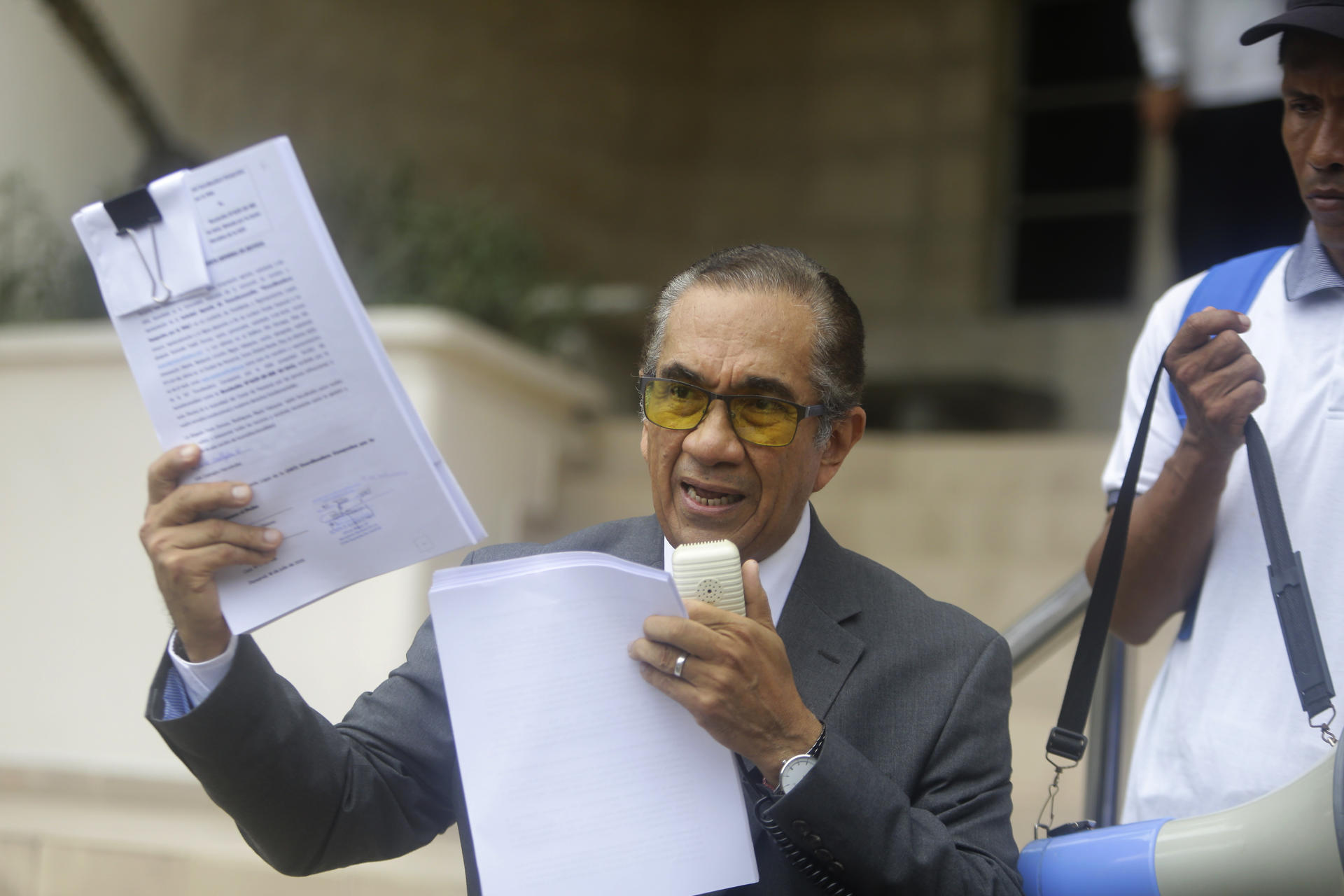 El abogado y representante de un grupo de campesinos de la zona de Río Indio, Santander Tristán, habla este jueves, en medio de una protesta, en Ciudad de Panamá (Panamá). EFE/Carlos Lemos
