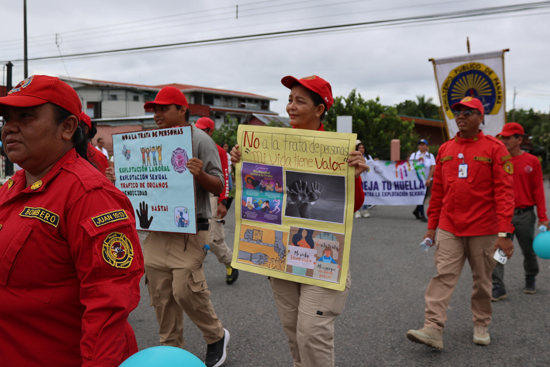 Personas sostienen carteles durante una marcha contra la trata de personas este miércoles, en Paso Canoas (Panamá). EFE/ Marcelino Rosario
