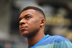 El Real Madrid anunció este martes que el delantero francés Kylian Mbappé (en la imagen) portará el número 10 en su camiseta a partir de la próxima temporada y relevará así al croata Luka Modric, un histórico del club, que ganó seis Ligas de Campeones con el equipo blanco. EFE/ Juan Ignacio Roncoroni/Archivo