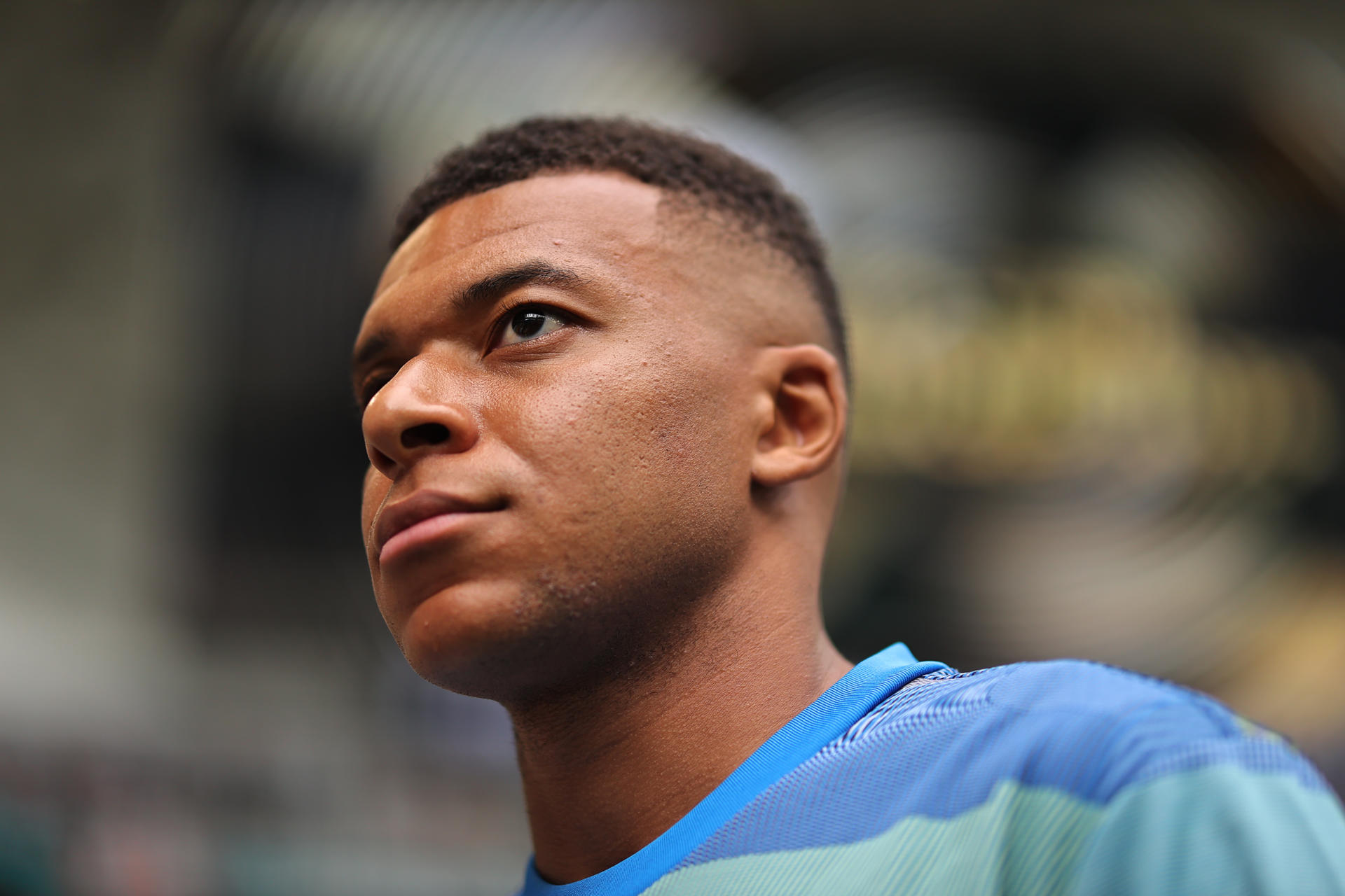 El Real Madrid anunció este martes que el delantero francés Kylian Mbappé (en la imagen) portará el número 10 en su camiseta a partir de la próxima temporada y relevará así al croata Luka Modric, un histórico del club, que ganó seis Ligas de Campeones con el equipo blanco. EFE/ Juan Ignacio Roncoroni/Archivo