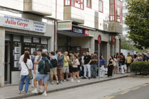Estudiantes y padres acampan, algunos des de las tres de la madrugada, para conseguir un piso de alquiler en una inmobiliaria de Santiago, ante la falta de oferta de vivienda en Santiago de Compostela EFE/Lavandeira jr