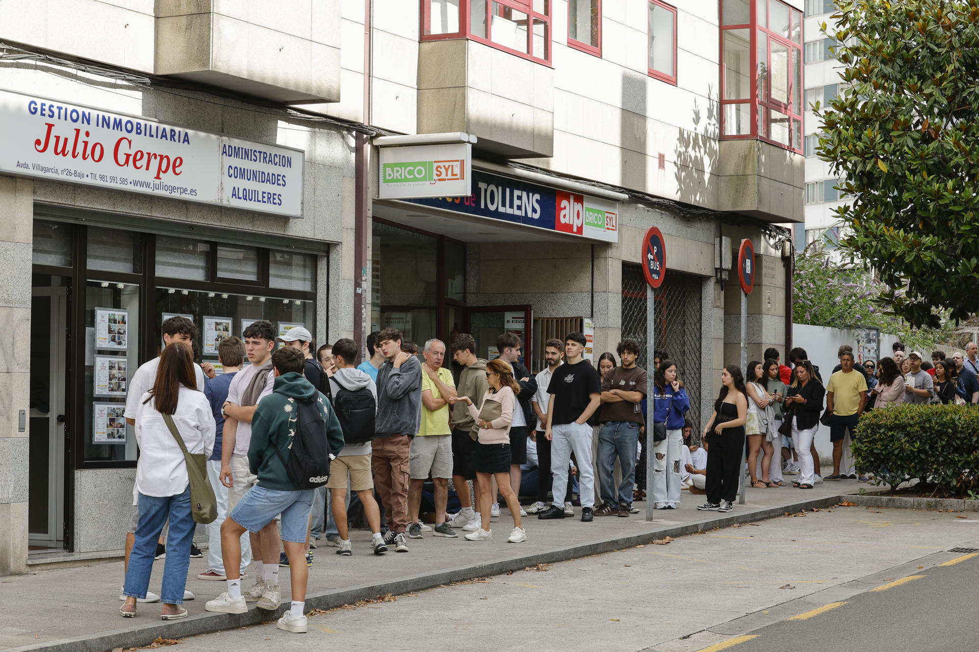 Estudiantes y padres acampan, algunos des de las tres de la madrugada, para conseguir un piso de alquiler en una inmobiliaria de Santiago, ante la falta de oferta de vivienda en Santiago de Compostela EFE/Lavandeira jr