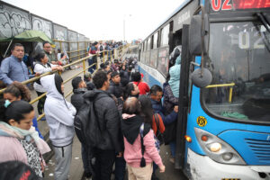 Foto de archivo de decenas de personas intentando abordar un autobús durante una jornada de paralización del transporte público en Lima (Perú). EFE/ Paolo Aguilar