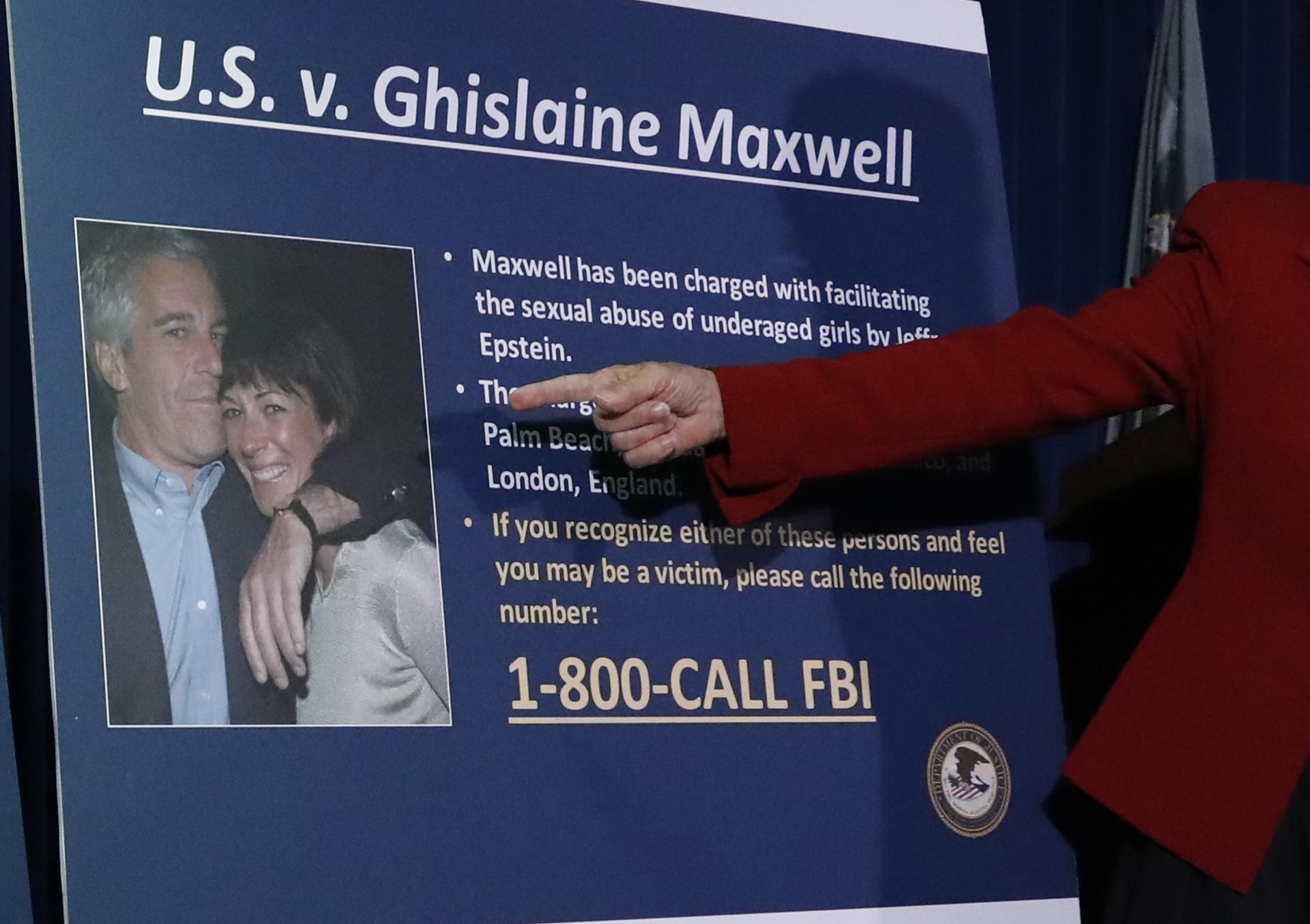 Detalle de un cartel en el que aparece una fotografía de Jeffrey Epstein y su expareja, Ghislaine Maxwell, durante una audiencia de un juicio en contra de Maxwell, en Nueva York (NY, EE.UU.). EFE/Jason Szenes