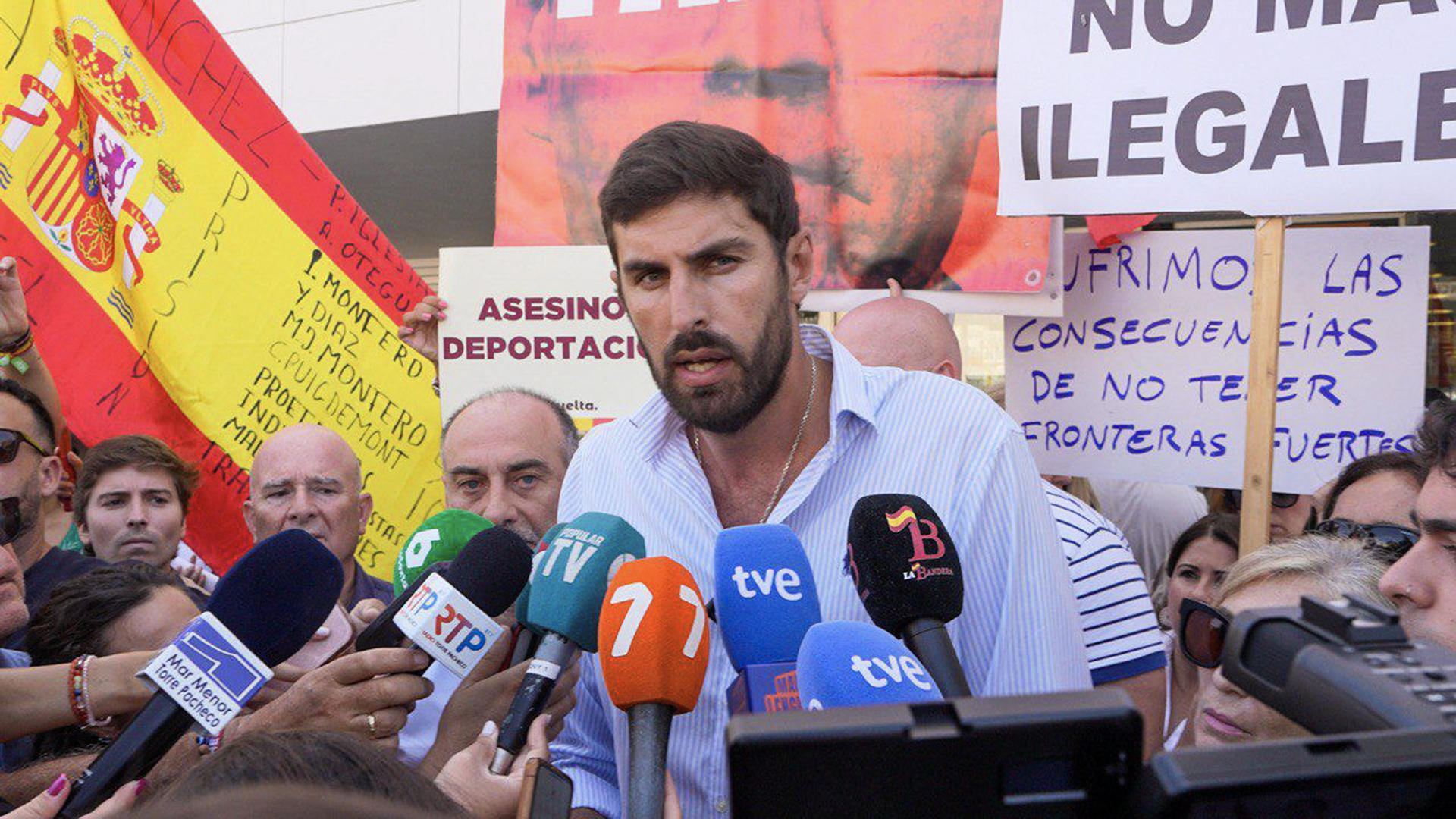 El presidente de Vox en la Región de Murcia, José Ángel Antelo, realiza declaraciones a la prensa este sábado en Torre Pacheco, donde ha participado en un acto titulado "Defiéndete de la inseguridad" en el que destacó la postura de su partido frente a la inmigración ilegal aprovechando unos disturbios ocurridos anoche en este municipio murciano de 40.000 habitantes. EFE/Vox/ Daniel Sabiote/SOLO USO EDITORIAL/SOLO DISPONIBLE PARA ILUSTRAR LA NOTICIA QUE ACOMPAÑA (CRÉDITO OBLIGATORIO)
