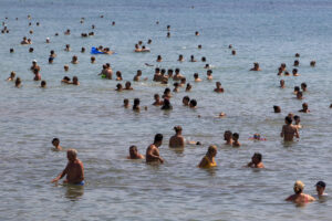 Vista general de la playa de El Postiguet de Alicante durante este viernes. EFE/Morell