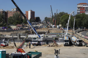 Vista del estado de las obras de la A-5 este martes, donde se ha comenzado a excavar el futuro túnel que soterrará la autovía para dar vida al Paseo Verde del Suroeste, en el entorno del enlace con la carretera de Boadilla. EFE/Mariscal