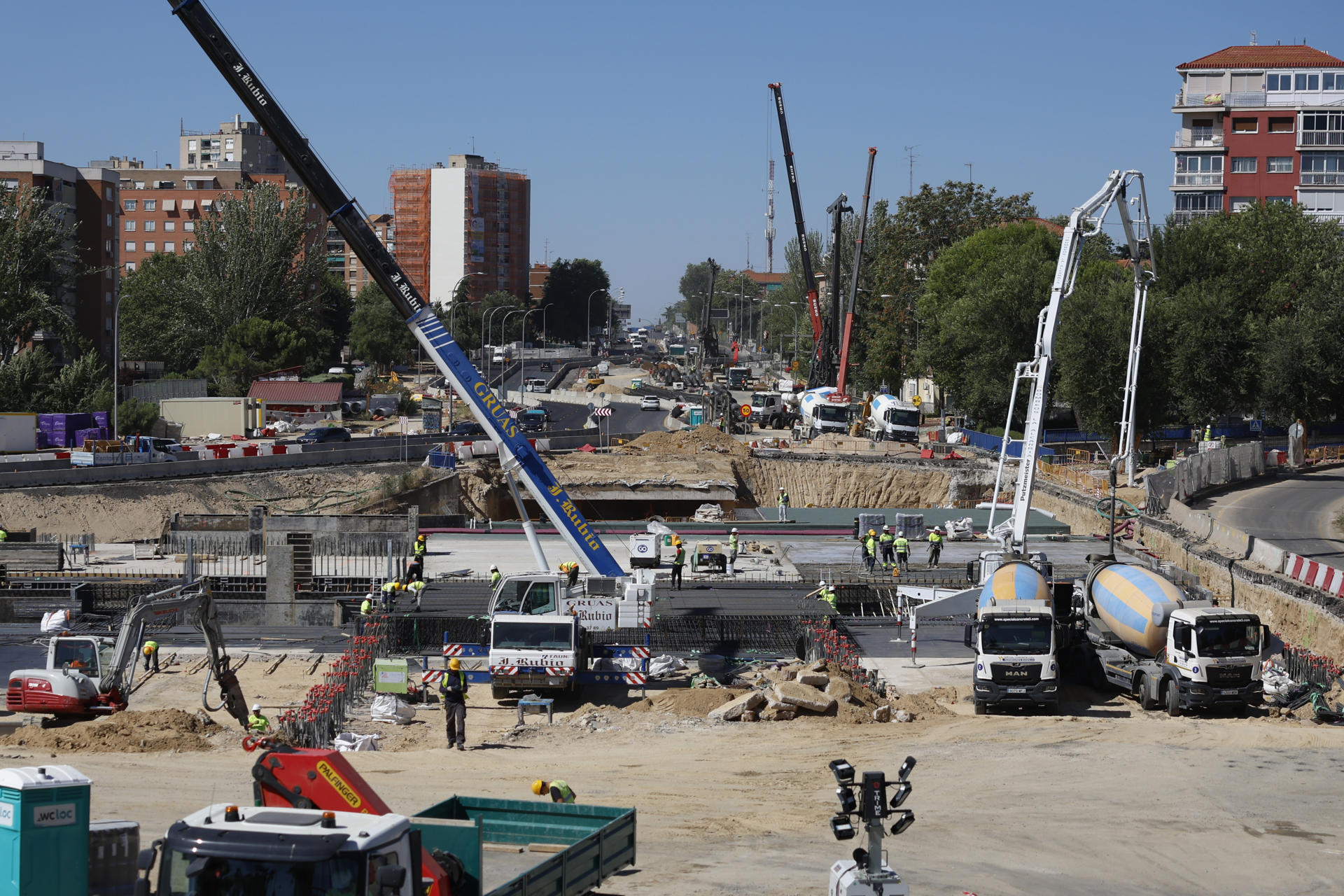 Vista del estado de las obras de la A-5 este martes, donde se ha comenzado a excavar el futuro túnel que soterrará la autovía para dar vida al Paseo Verde del Suroeste, en el entorno del enlace con la carretera de Boadilla. EFE/Mariscal