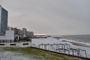 Fotografía de una playa cubierta de nieve este lunes, en Miramar (Argentina). EFE/ Municipalidad de General Alvarado