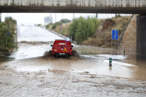 Efectivos de la Unidad Militar de Emergencias trabajan en una carretera inundada próxima a la localidad zaragozana de Grisén este sábado. EFE/ Javier Belver