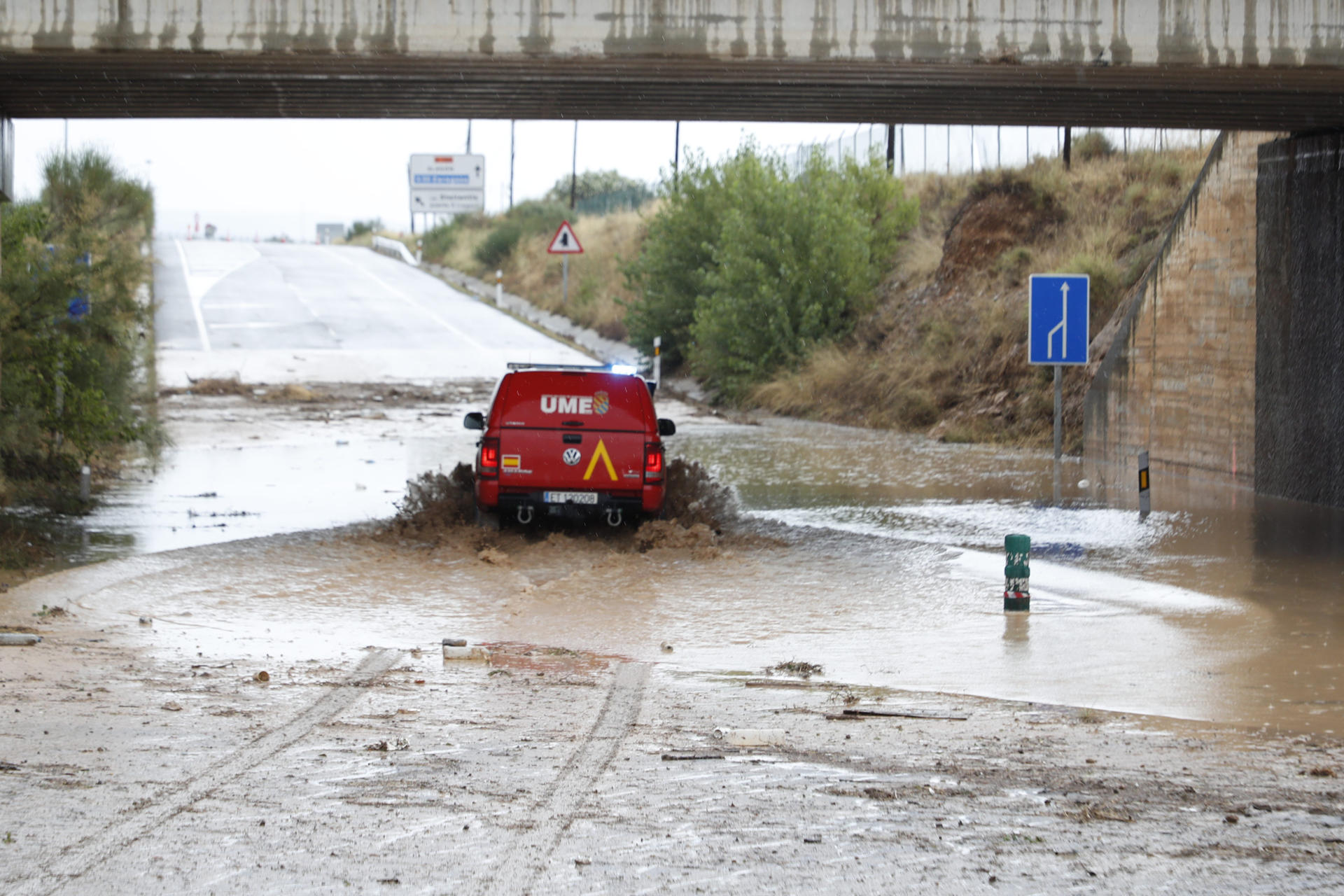 Efectivos de la Unidad Militar de Emergencias trabajan en una carretera inundada próxima a la localidad zaragozana de Grisén este sábado. EFE/ Javier Belver