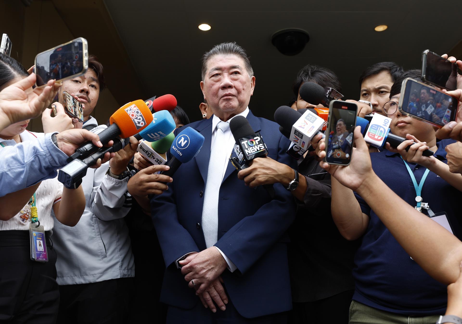 Fotografía de archivo, tomada el 03/07/2025, que muestra al primer ministro interino de Tailandia, Phumtham Wechayachai, respondiendo preguntas de los periodistas en Bangkok. EFE/EPA/NARONG SANGNAK